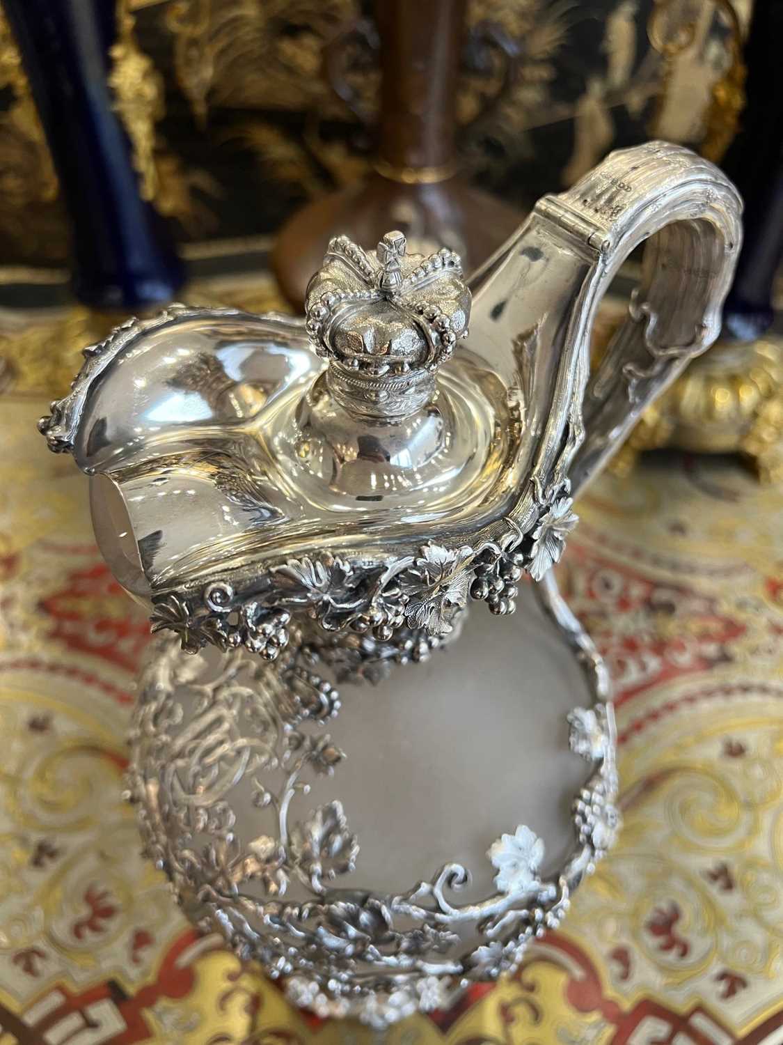 A MAGNIFICENT STERLING SILVER AND FROSTED GLASS CLARET JUG BY MORTIMER & HUNT, 1843 - Image 7 of 10