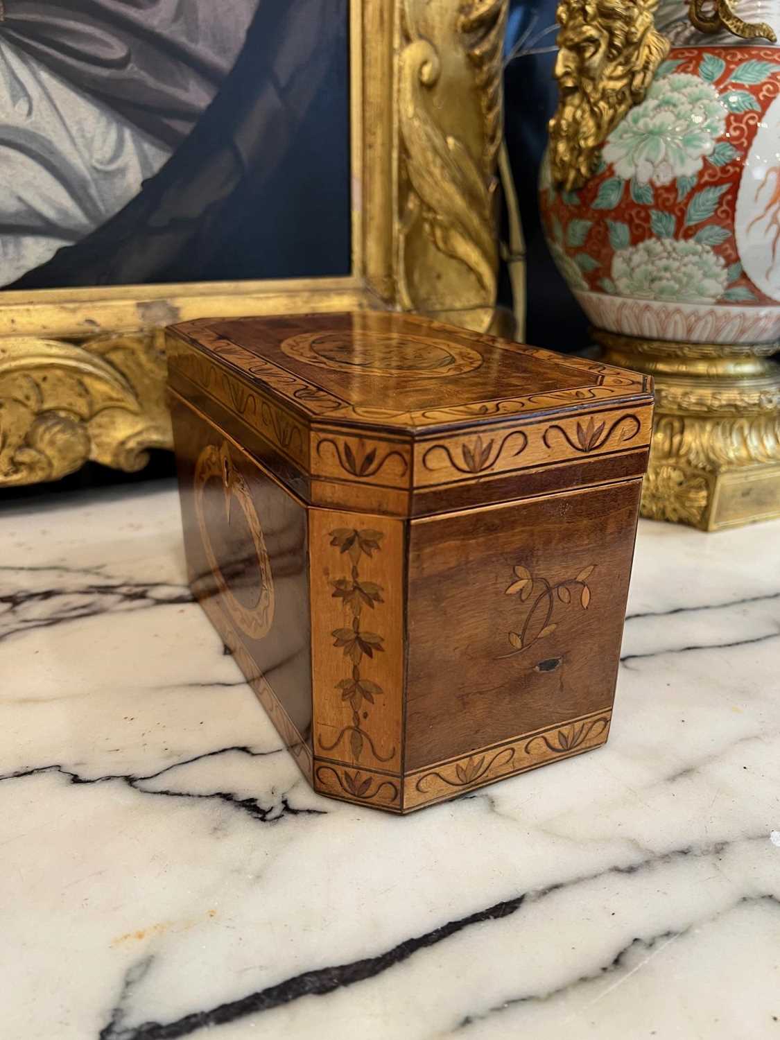 A FINE LATE 18TH / EARLY 19TH CENTURY INLAID SATINWOOD TEA CADDY - Image 3 of 7