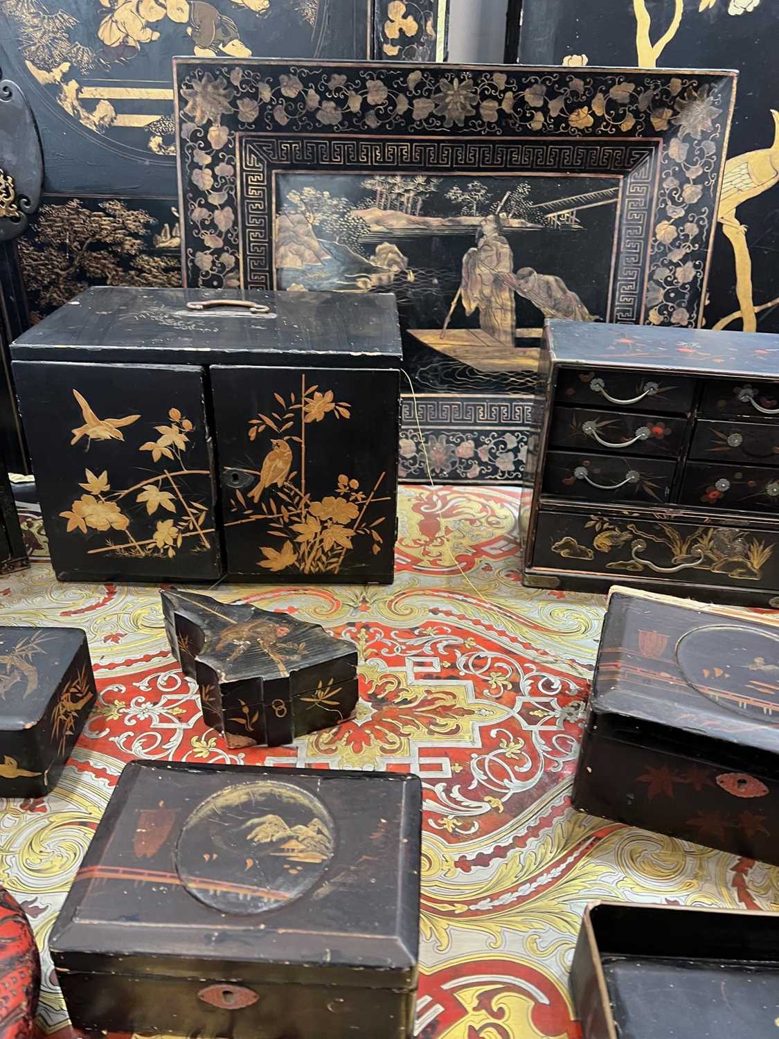 A COLLECTION OF 19TH CENTURY JAPANESE AND CHINESE LACQUERED BOXES AND TABLE CABINETS - Image 4 of 13