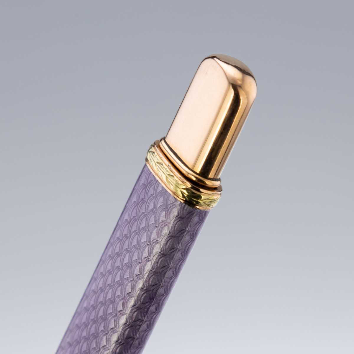 FABERGE: AN EARLY 20TH CENTURY GOLD MOUNTED ENAMEL PENCIL, ALDER, C. 1910 - Image 4 of 10