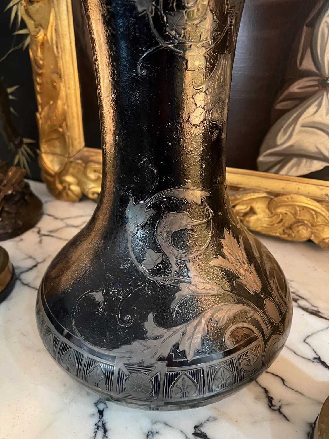 A MASSIVE 19TH CENTURY BOHEMIAN OVERLAY AND ENGRAVED GLASS VASE - Image 5 of 10