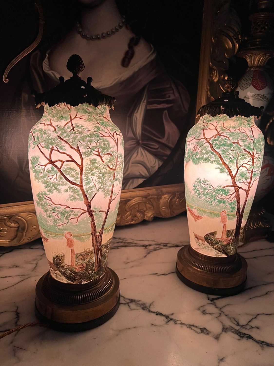 A PAIR OF LATE 19TH / EARLY 20TH CENTURY FRENCH ART GLASS LAMPS - Image 5 of 7