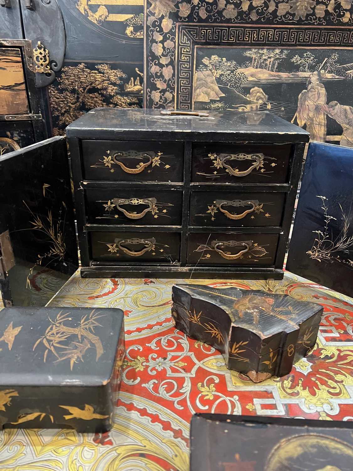 A COLLECTION OF 19TH CENTURY JAPANESE AND CHINESE LACQUERED BOXES AND TABLE CABINETS - Image 12 of 13