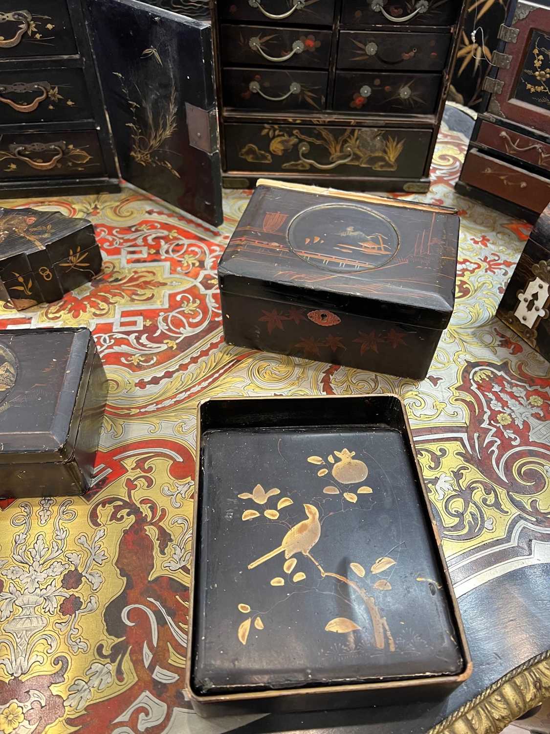 A COLLECTION OF 19TH CENTURY JAPANESE AND CHINESE LACQUERED BOXES AND TABLE CABINETS - Image 13 of 13