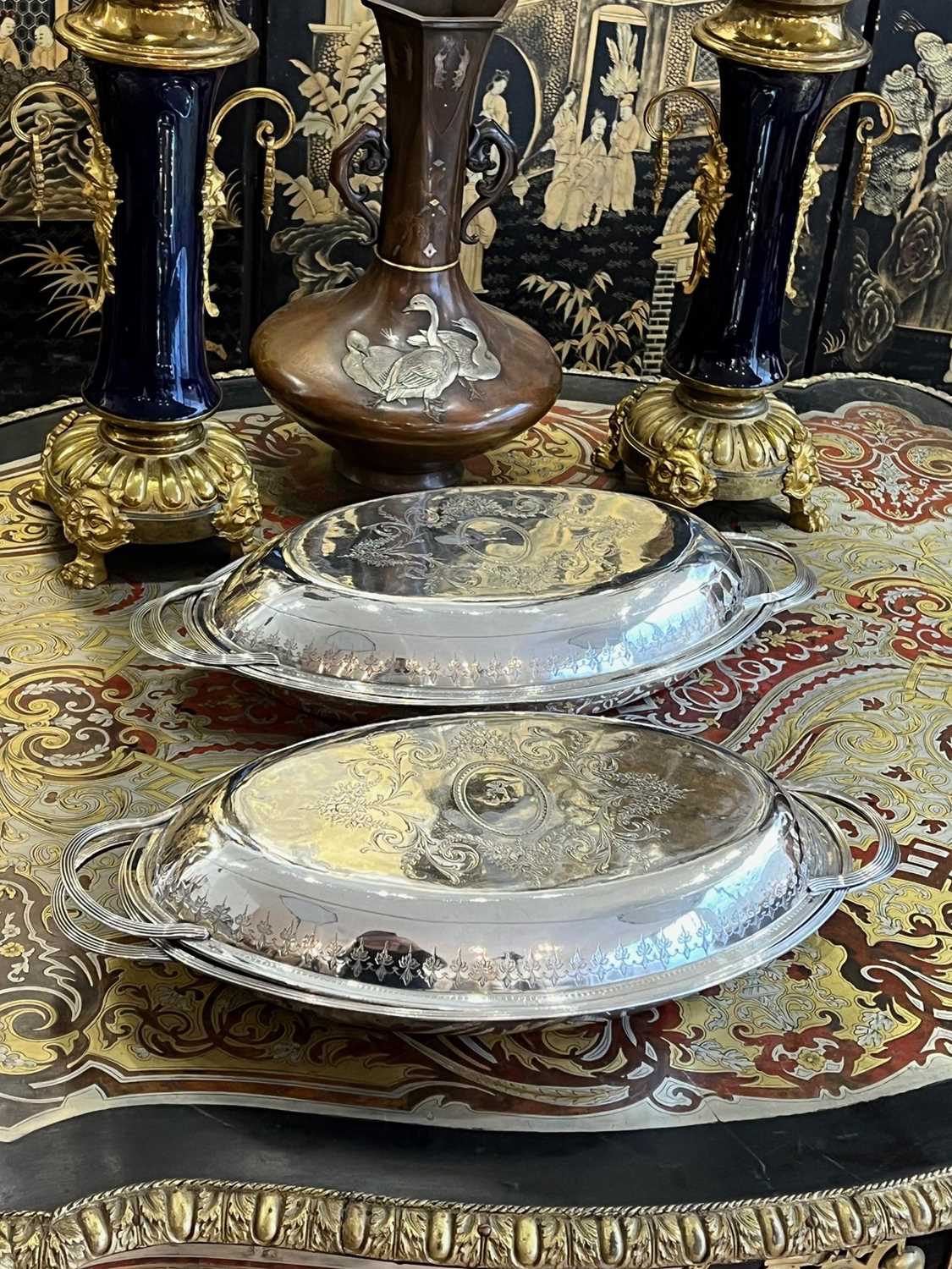 A PAIR OF 18TH CENTURY STERLING SILVER HASH DISHES BY PETER & ANN BATEMAN, 1798 - Image 2 of 10