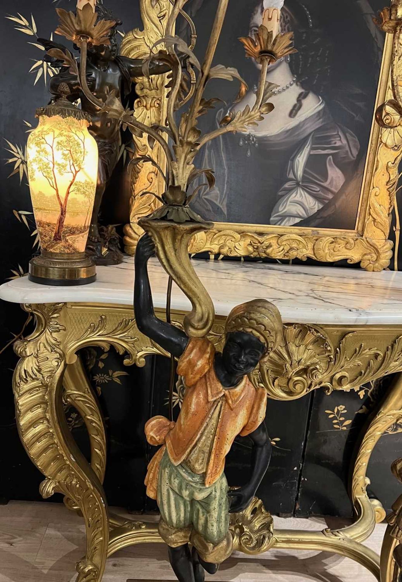 A PAIR OF 18TH CENTURY STYLE CARVED, PAINTED AND GILDED WOOD FIGURAL CANDELABRA - Image 4 of 4