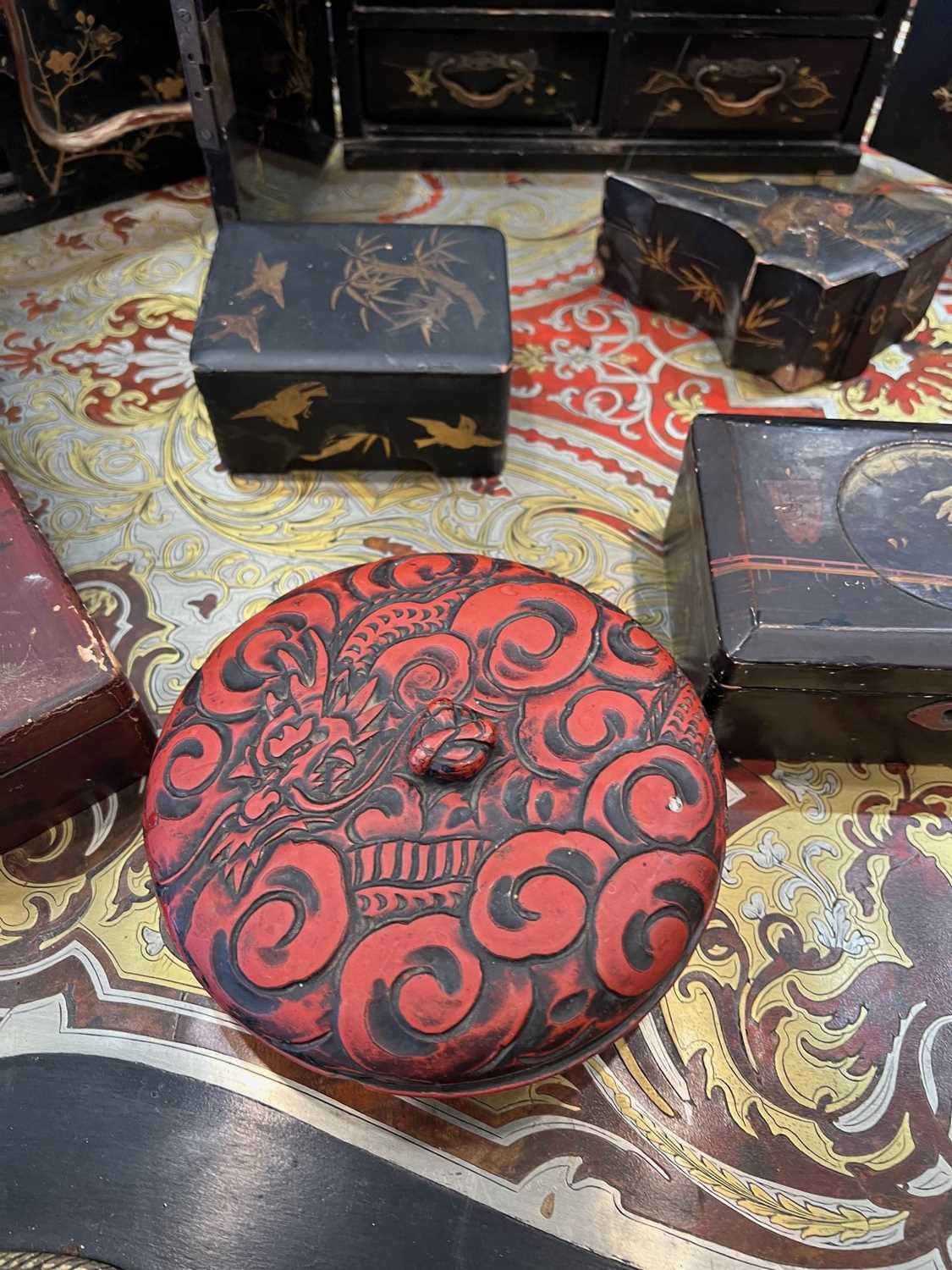 A COLLECTION OF 19TH CENTURY JAPANESE AND CHINESE LACQUERED BOXES AND TABLE CABINETS - Image 6 of 13