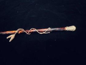 A FINE LATE 18TH / EARLY 19TH CENTURY TORTOISESHELL AND GOLD MOUNTED WALKING CANE