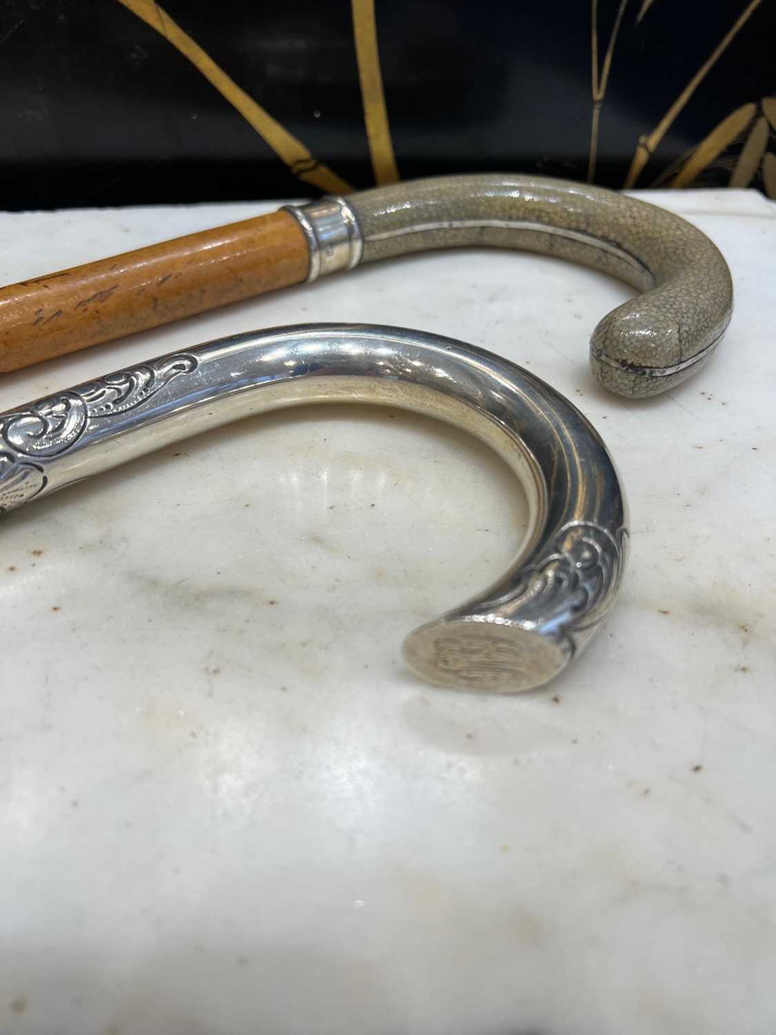 A LATE 19TH / EARLY 20TH CENTURY SHAGREEN AND SILVER HANDLED WALKING CANE - Image 4 of 6