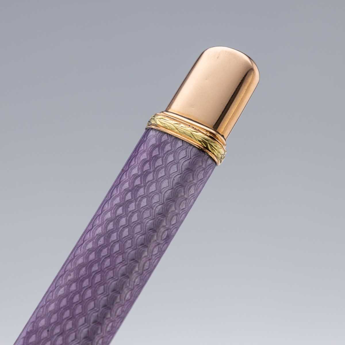 FABERGE: AN EARLY 20TH CENTURY GOLD MOUNTED ENAMEL PENCIL, ALDER, C. 1910 - Image 7 of 10