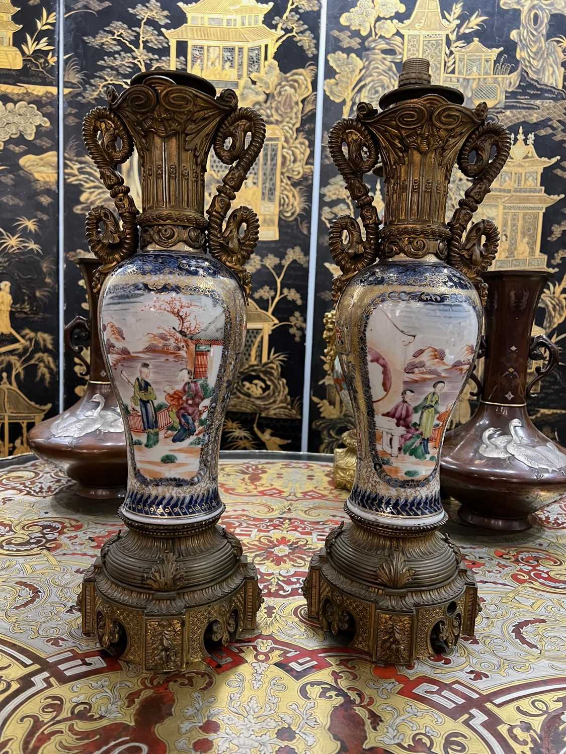 A FINE PAIR OF 18TH CENTURY CHINESE PORCELAIN AND GILT BRONZE MOUNTED VASES - Image 2 of 5