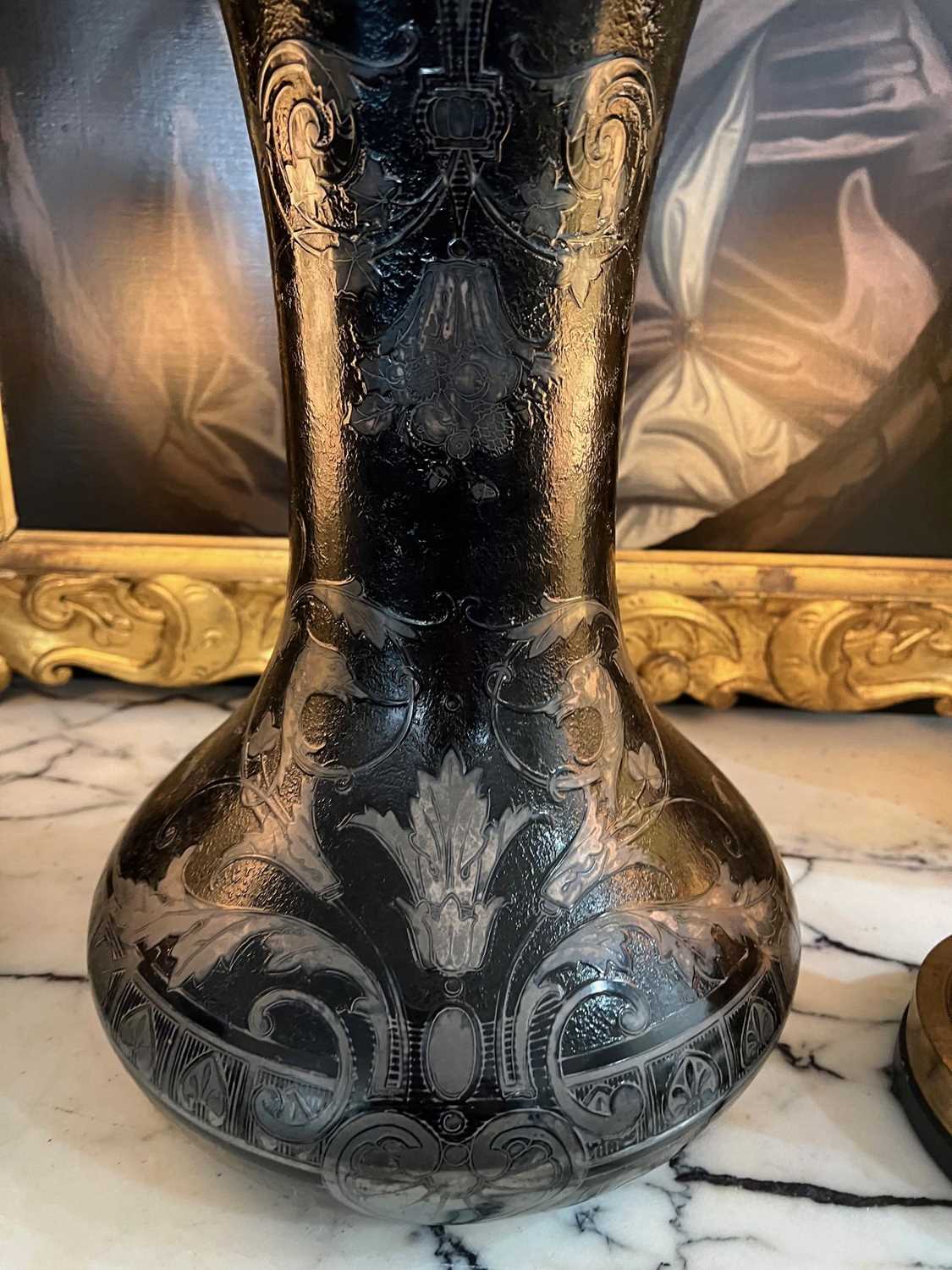 A MASSIVE 19TH CENTURY BOHEMIAN OVERLAY AND ENGRAVED GLASS VASE - Image 6 of 10