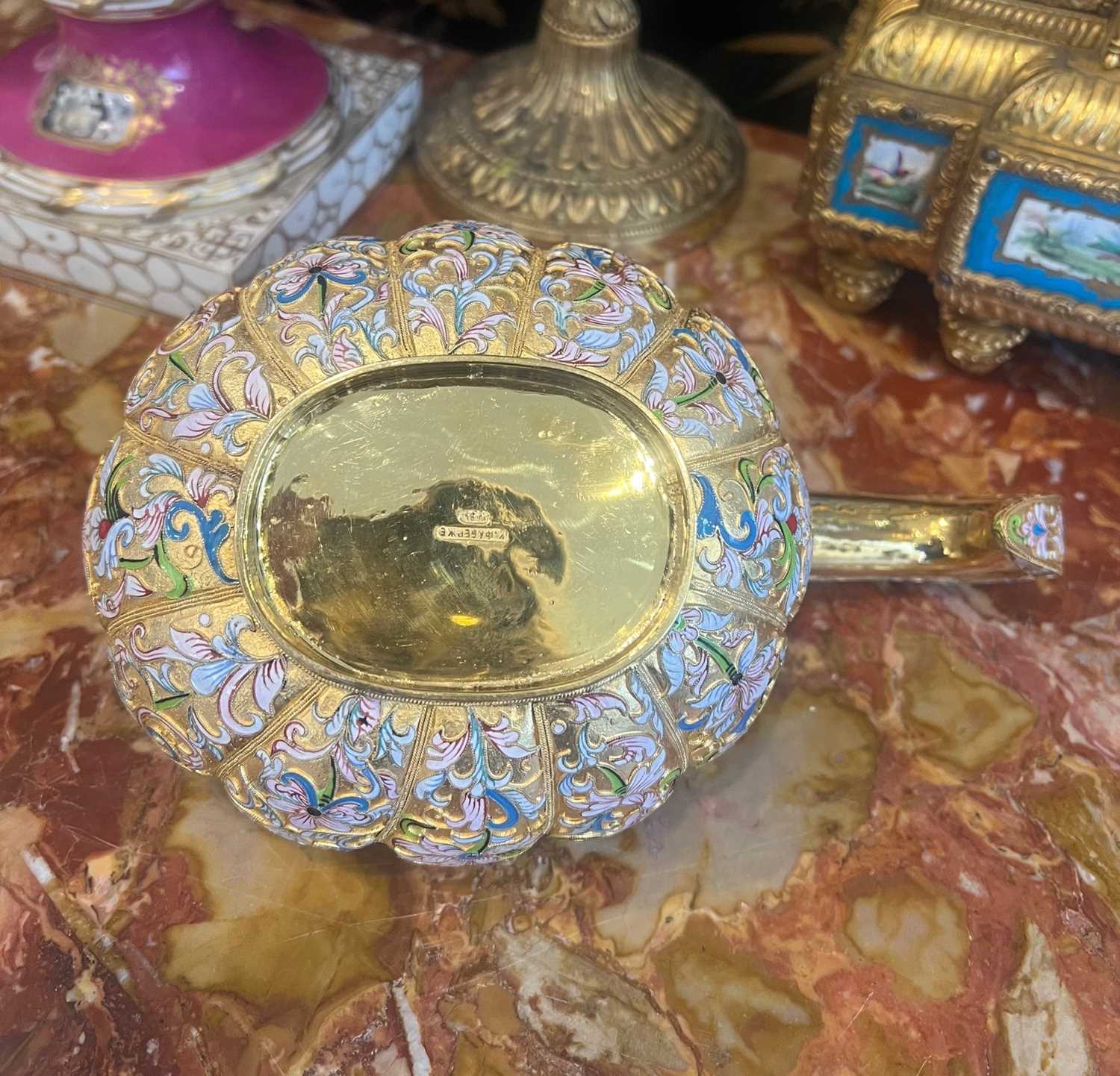 A FINE SILVER GILT AND CLOISONNE ENAMEL RUSSIAN STYLE BIRD KOVSH SET - Image 12 of 12
