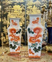 A PAIR OF QING DYNASTY CHINESE PORCELAIN VASES DECORATED WITH DRAGONS
