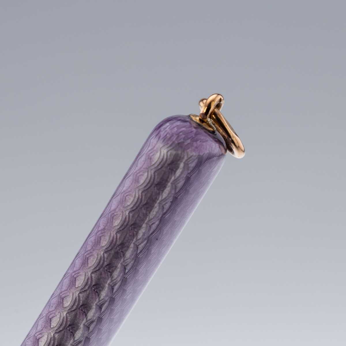 FABERGE: AN EARLY 20TH CENTURY GOLD MOUNTED ENAMEL PENCIL, ALDER, C. 1910 - Image 8 of 10