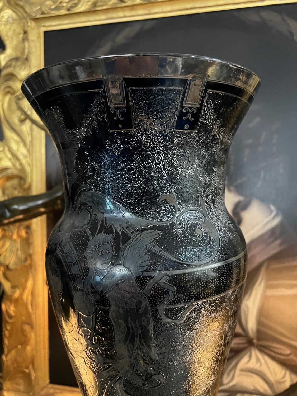 A MASSIVE 19TH CENTURY BOHEMIAN OVERLAY AND ENGRAVED GLASS VASE - Image 10 of 10