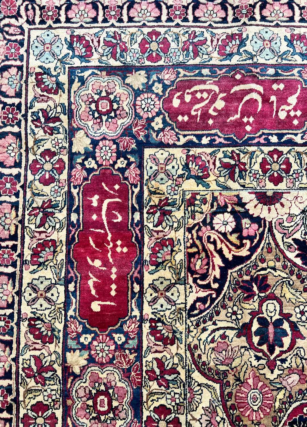 A SIGNED KIRMAN RAVER CARPET - Image 10 of 11