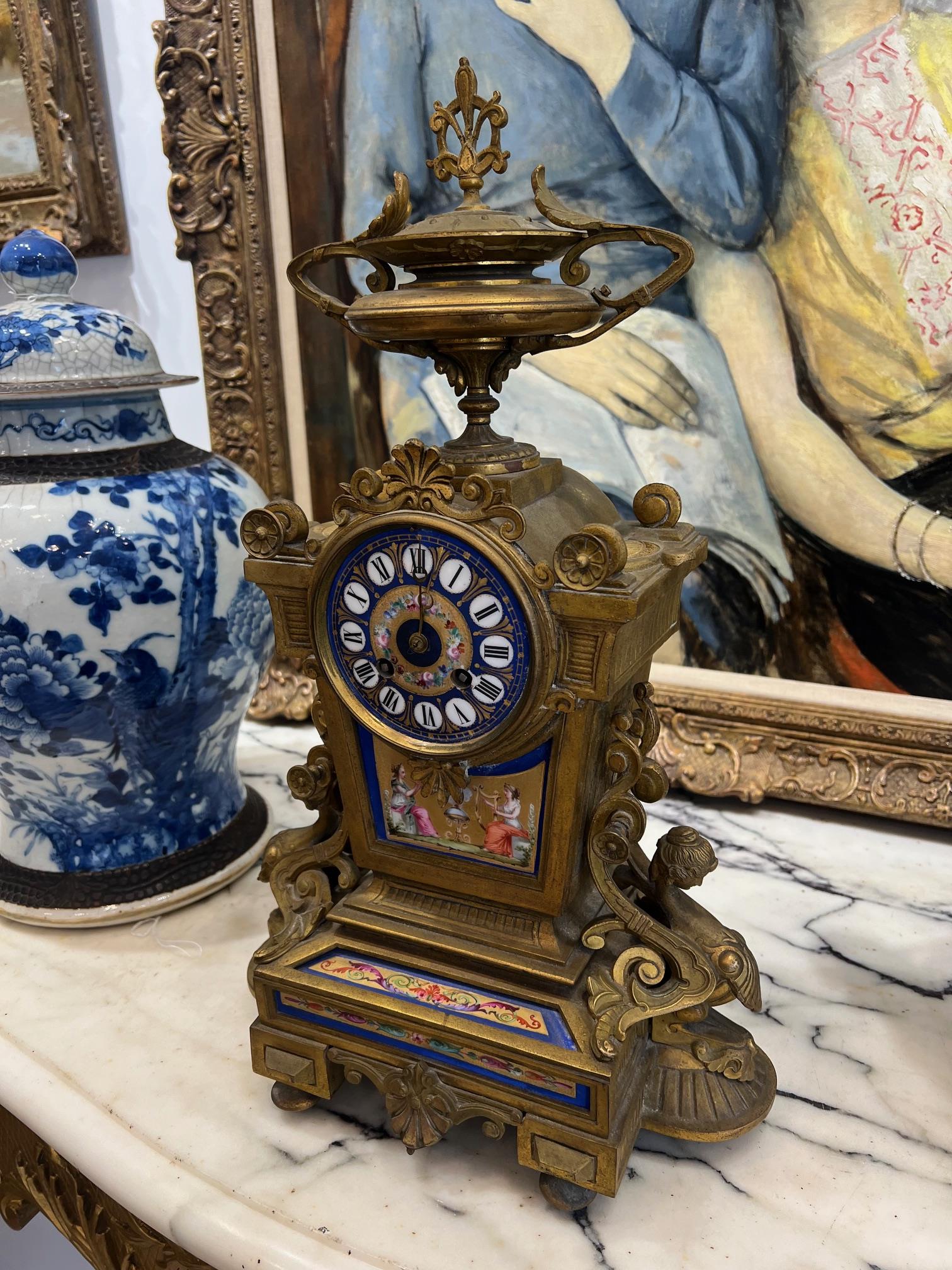 A LATE 19TH CENTURY FRENCH PORCELAIN MOUTED ORMOLU MANTEL CLOCK - Image 6 of 6