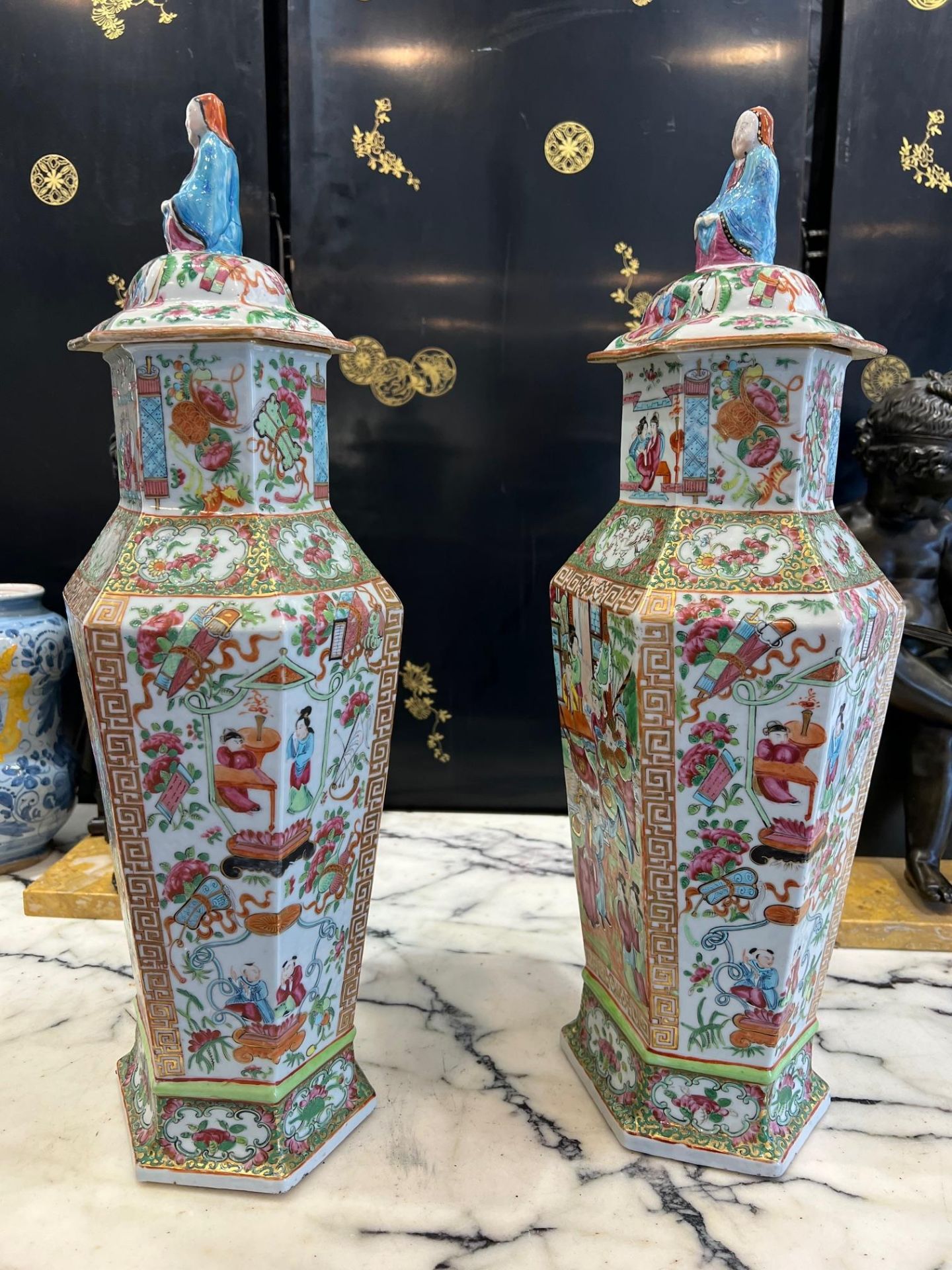 A LARGE PAIR OF EARLY 19TH CENTURY CHINESE CANTON FAMILLE ROSES VASES AND COVERS - Image 2 of 12