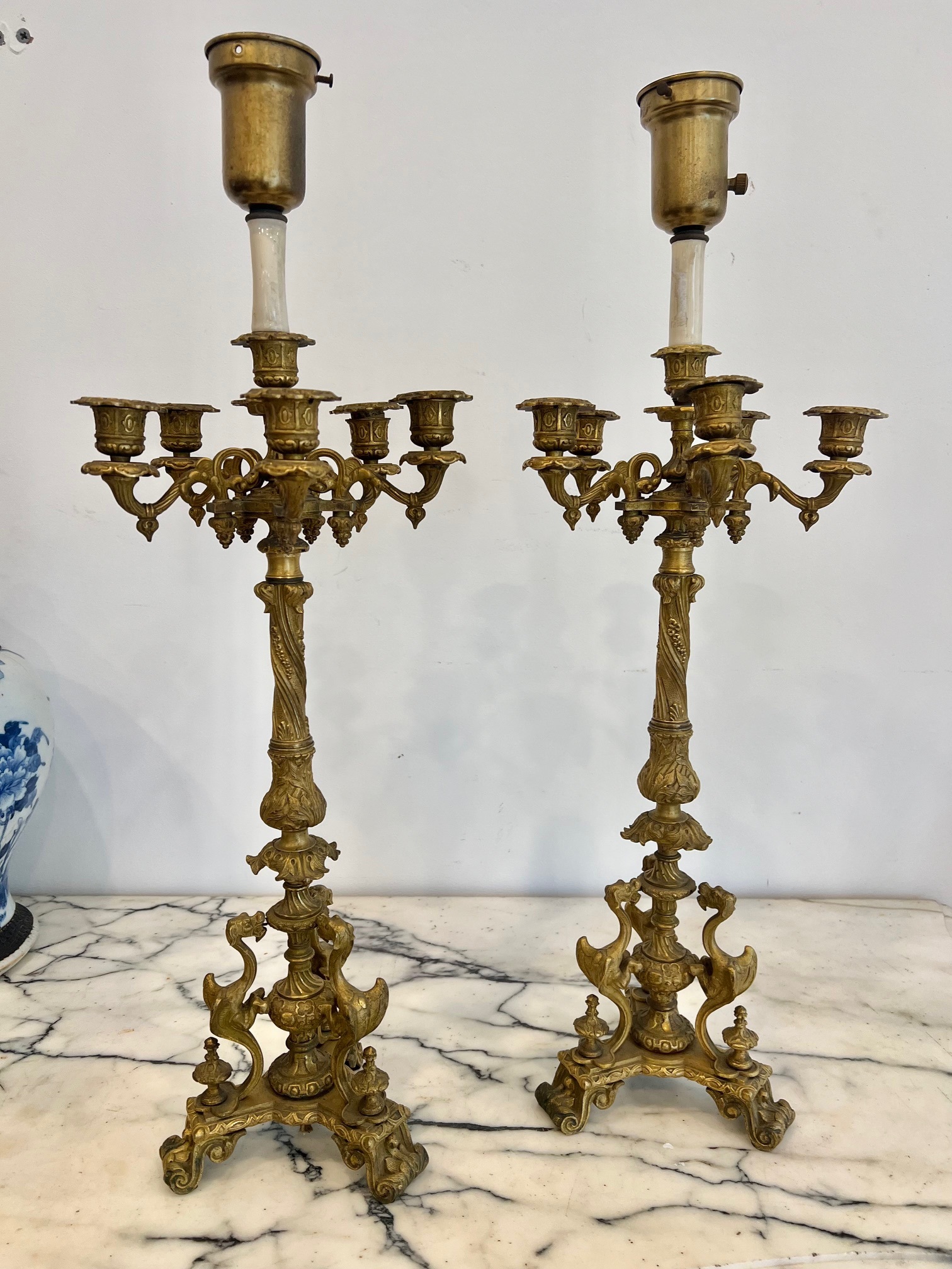 A LARGE PAIR OF 19TH CENTURY FRENCH GILT BRONZE CANDELABRA LAMPS - Image 5 of 8