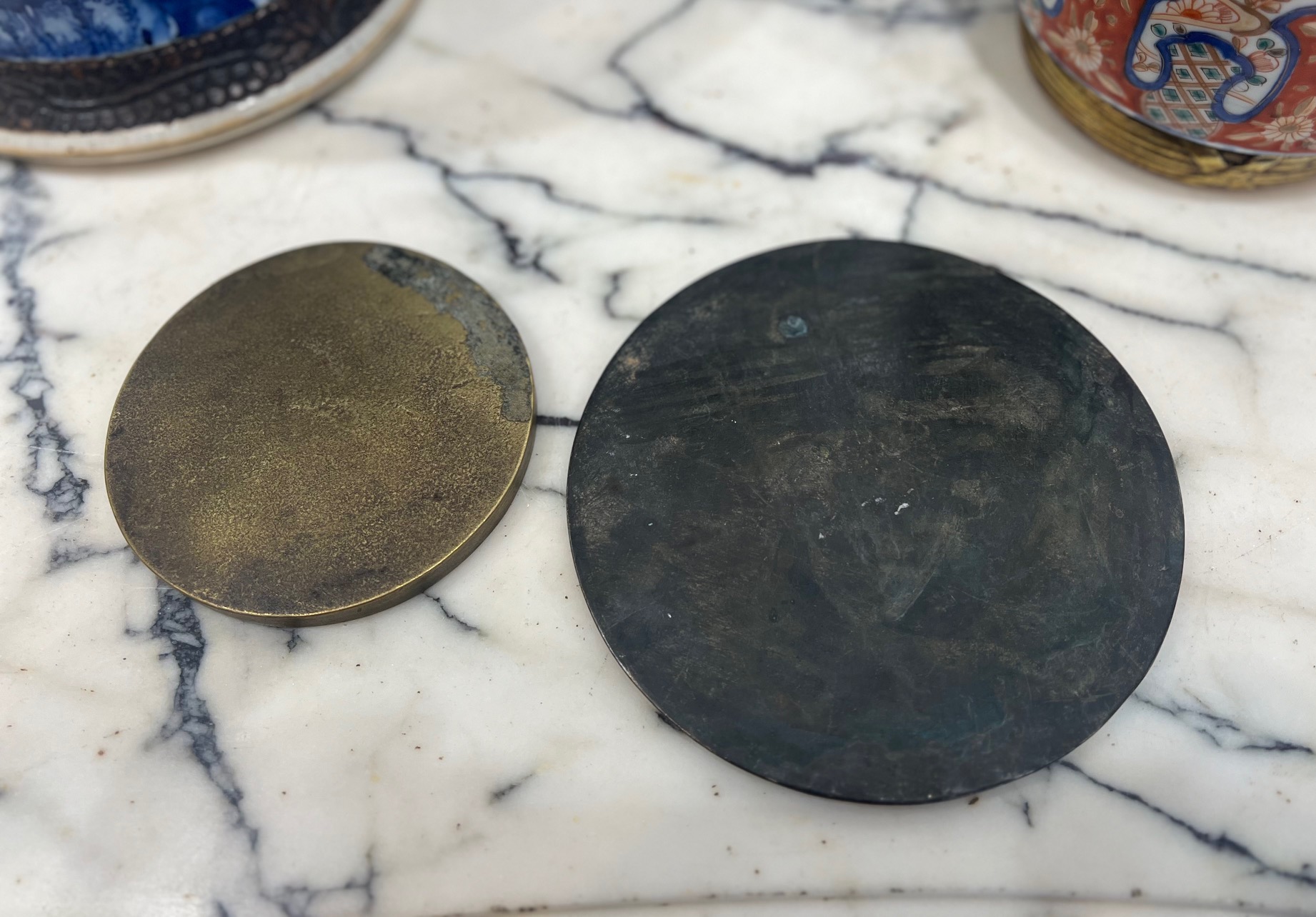 TWO CHINESE ARCHAIC STYLE BRONZE MIRRORS - Image 2 of 5