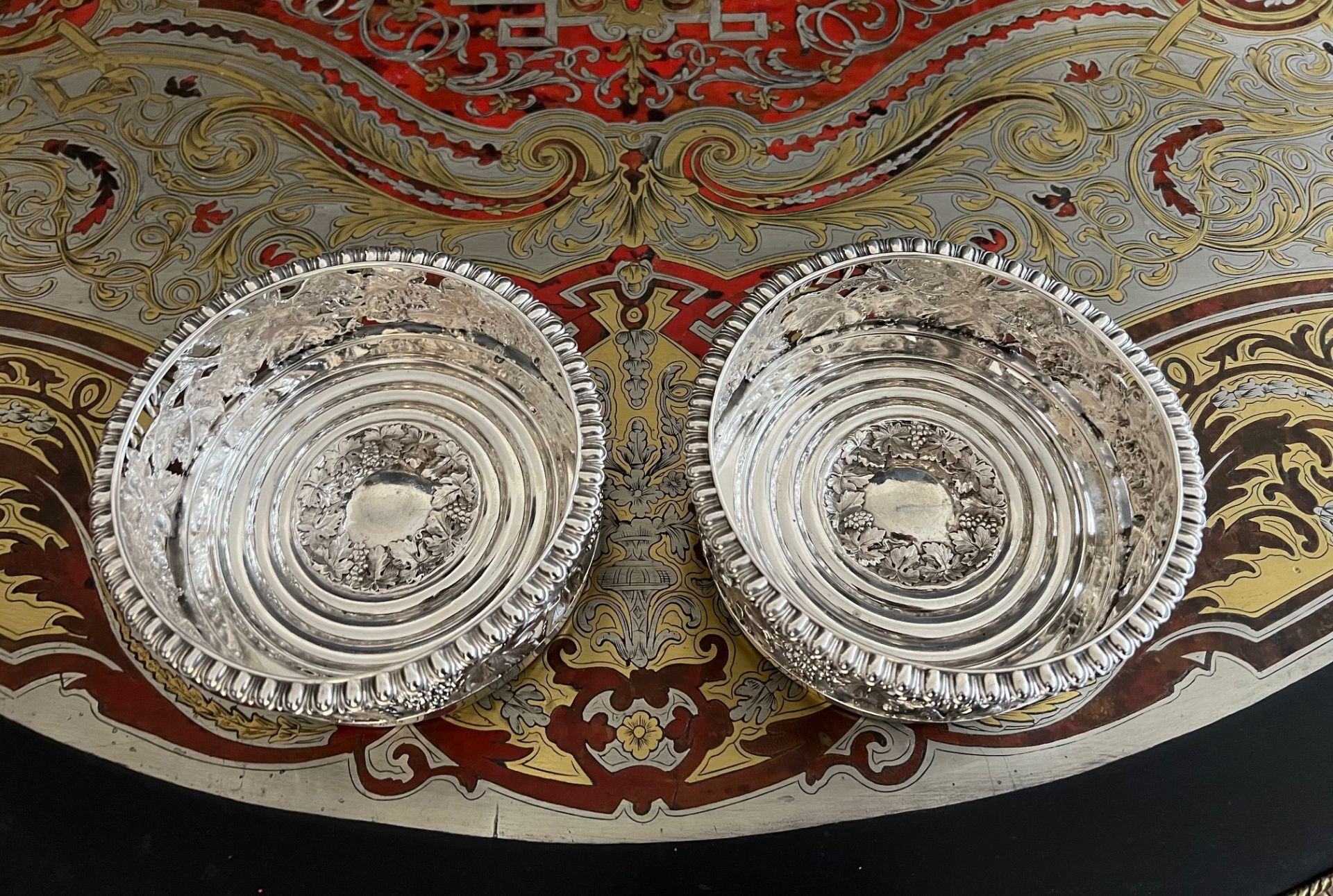 A FINE PAIR OF SUBSTANTIAL WILLIAM IV PERIOD STERLING SILVER WINE COASTERS C. 1837 - Image 2 of 9