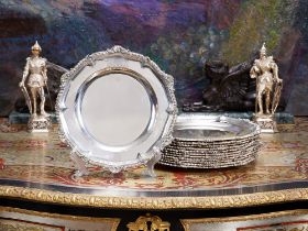 A SET OF TWELVE GEORGE III STERLING SILVER PLATES BY THOMAS ROBINS, LONDON