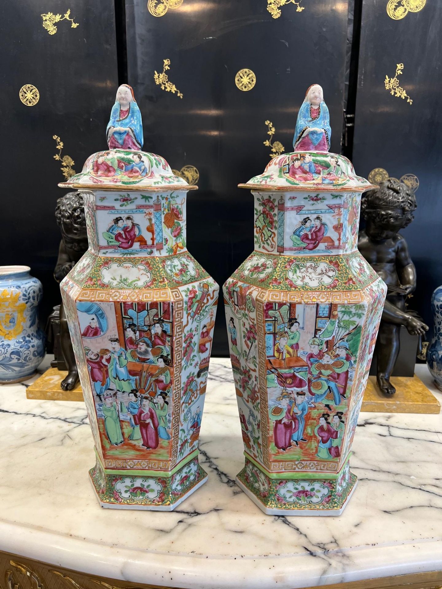 A LARGE PAIR OF EARLY 19TH CENTURY CHINESE CANTON FAMILLE ROSES VASES AND COVERS - Image 6 of 12