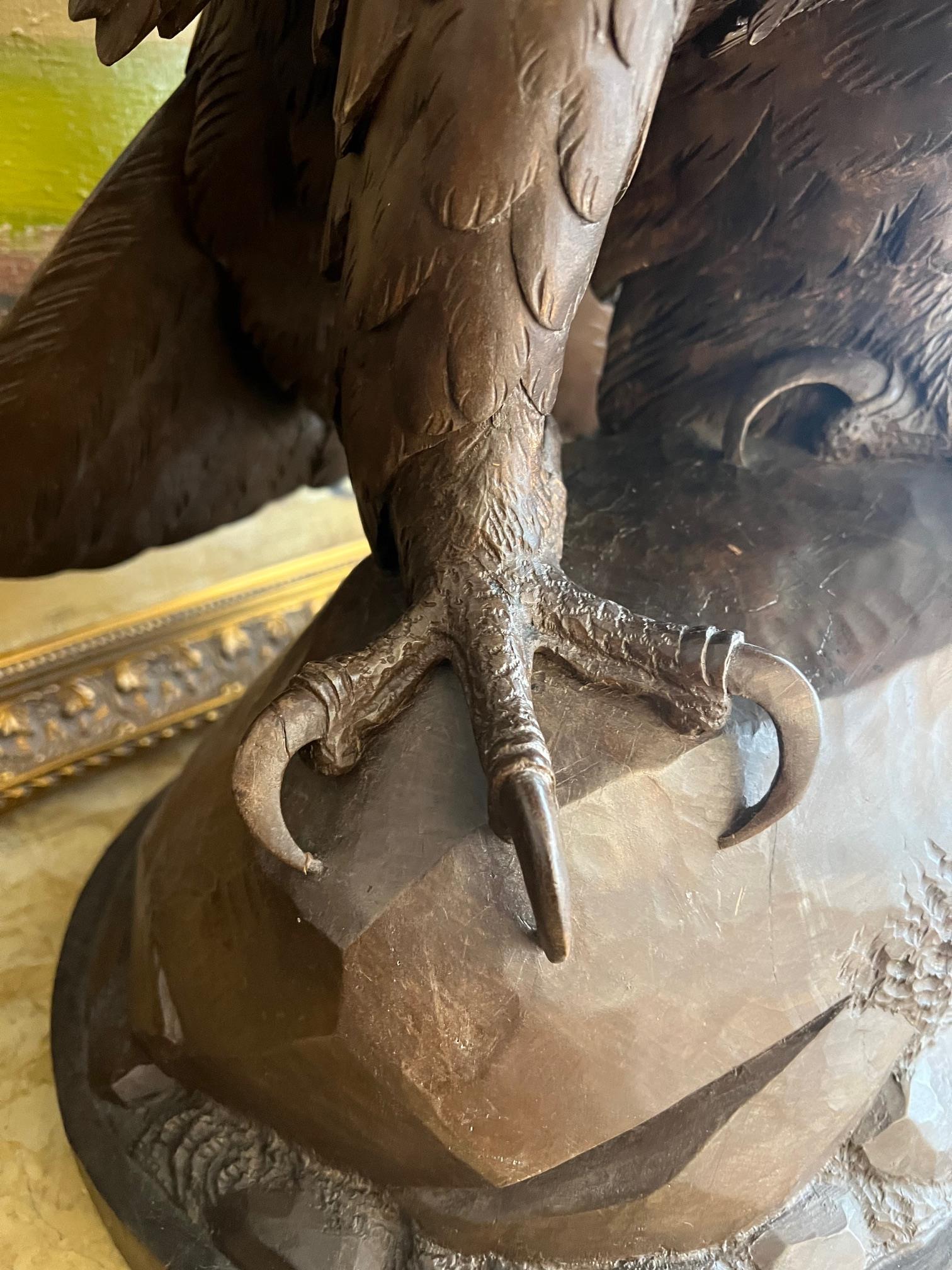 A MASSIVE EARLY 20TH CENTURY BLACK FOREST CARVED WOOD MODEL OF AN EAGLE - Image 6 of 11
