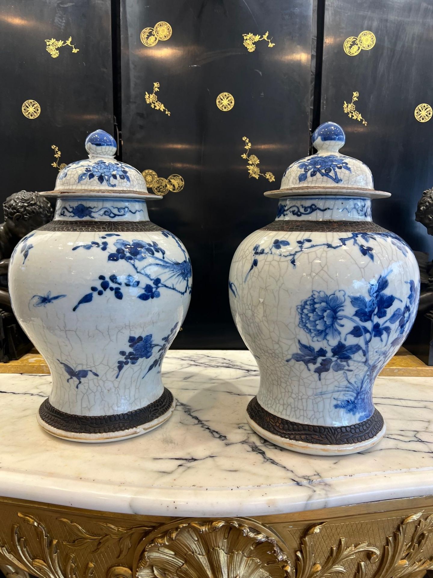 A LARGE PAIR OF 19TH CENTURY CHINESE CRACKLE GLAZED PORCELAIN VASES AND COVERS - Image 5 of 10