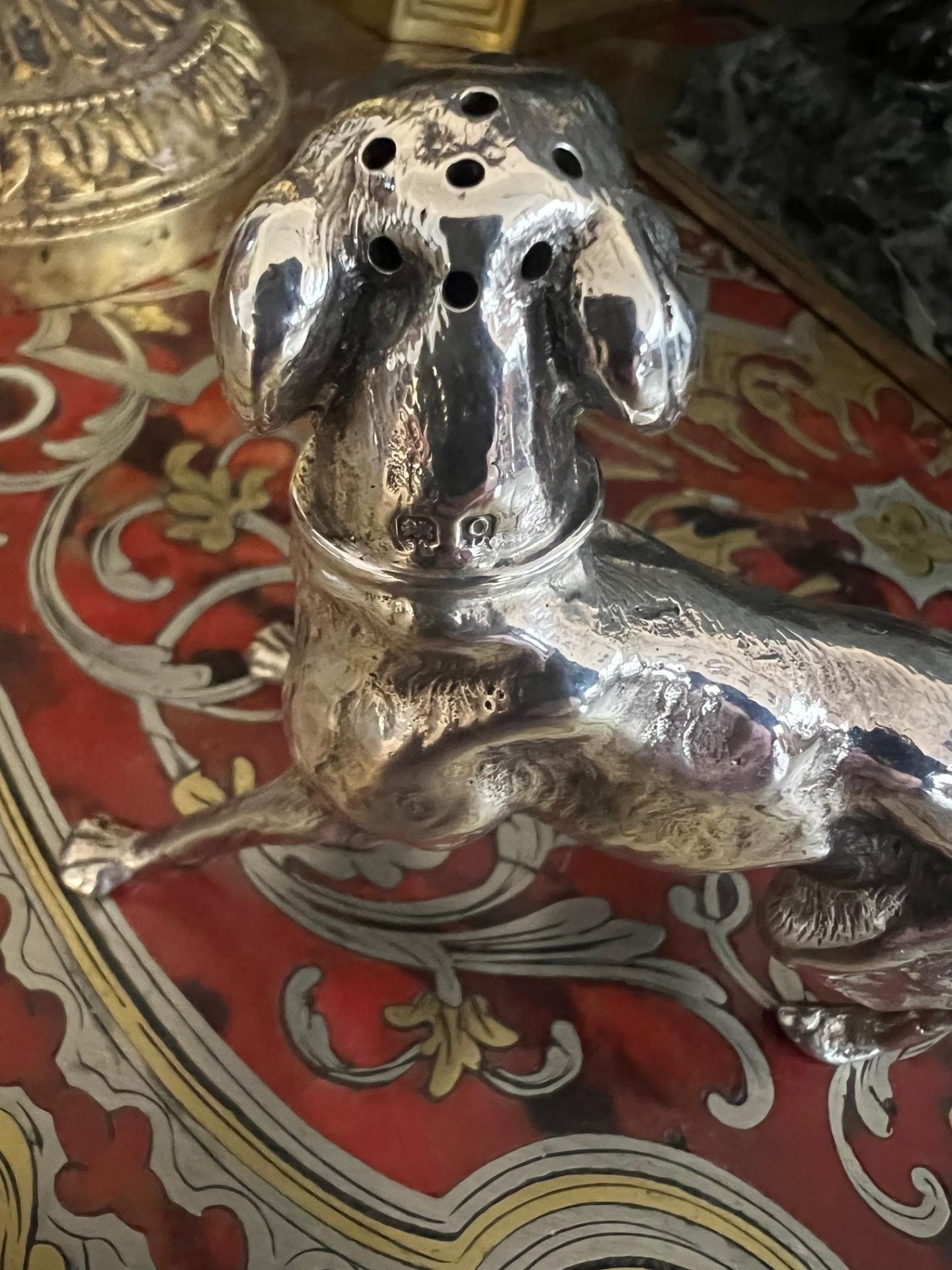 AN EARLY 20TH CENTURY STERLING SILVER DOG PEPPER SHAKER BY ELKINGTON & CO. 1913 - Image 3 of 8