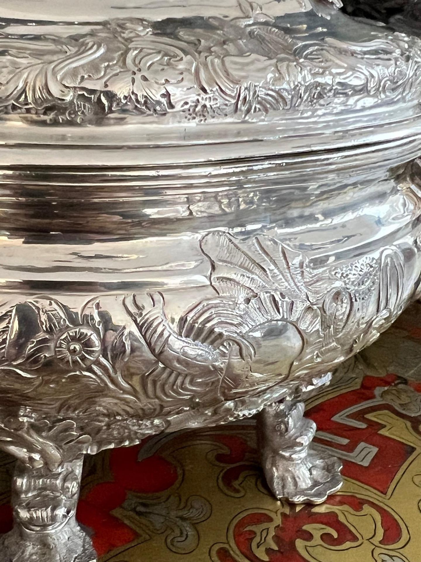 A FINE PAIR OF 18TH CENTURY STERLING SILVER SAUCE TUREENS, LONDON, 1790, WILLIAM PITTS - Image 6 of 19