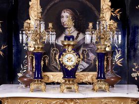 A NEO-GREC STYLE GILT BRONZE, PORCELAIN AND CUT GLASS MOUNTEED CLOCK GARNITURE