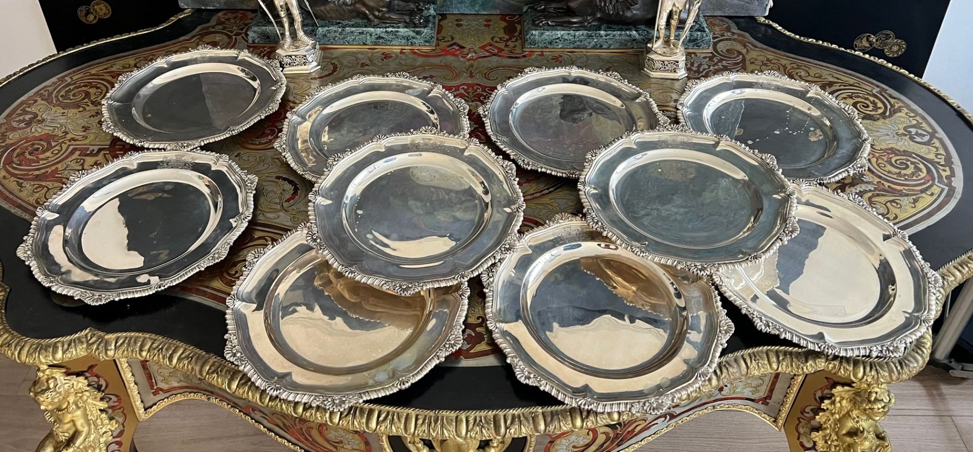 A SET OF TWELVE GEORGE III STERLING SILVER PLATES BY THOMAS ROBINS, LONDON - Image 2 of 7