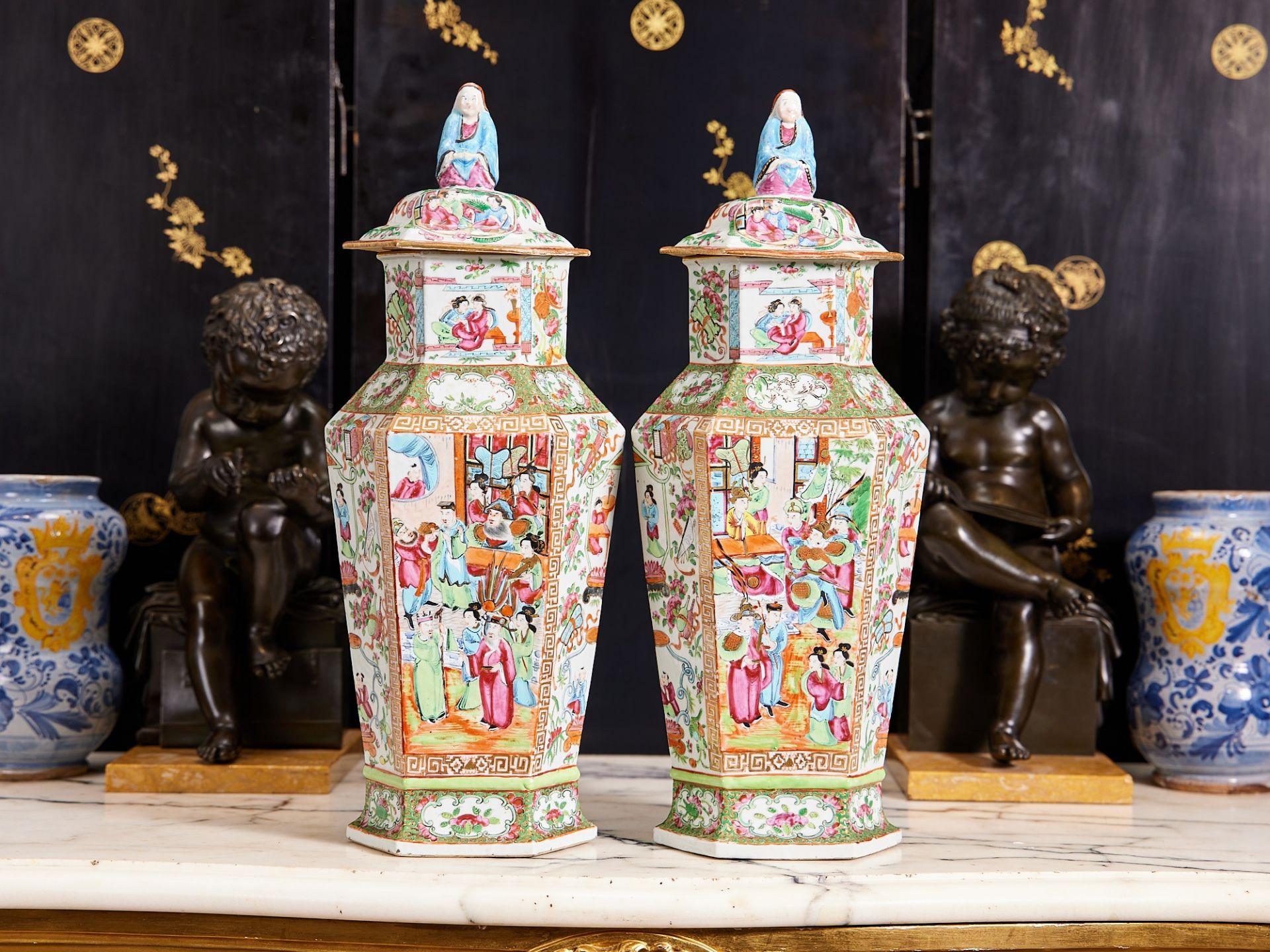 A LARGE PAIR OF EARLY 19TH CENTURY CHINESE CANTON FAMILLE ROSES VASES AND COVERS