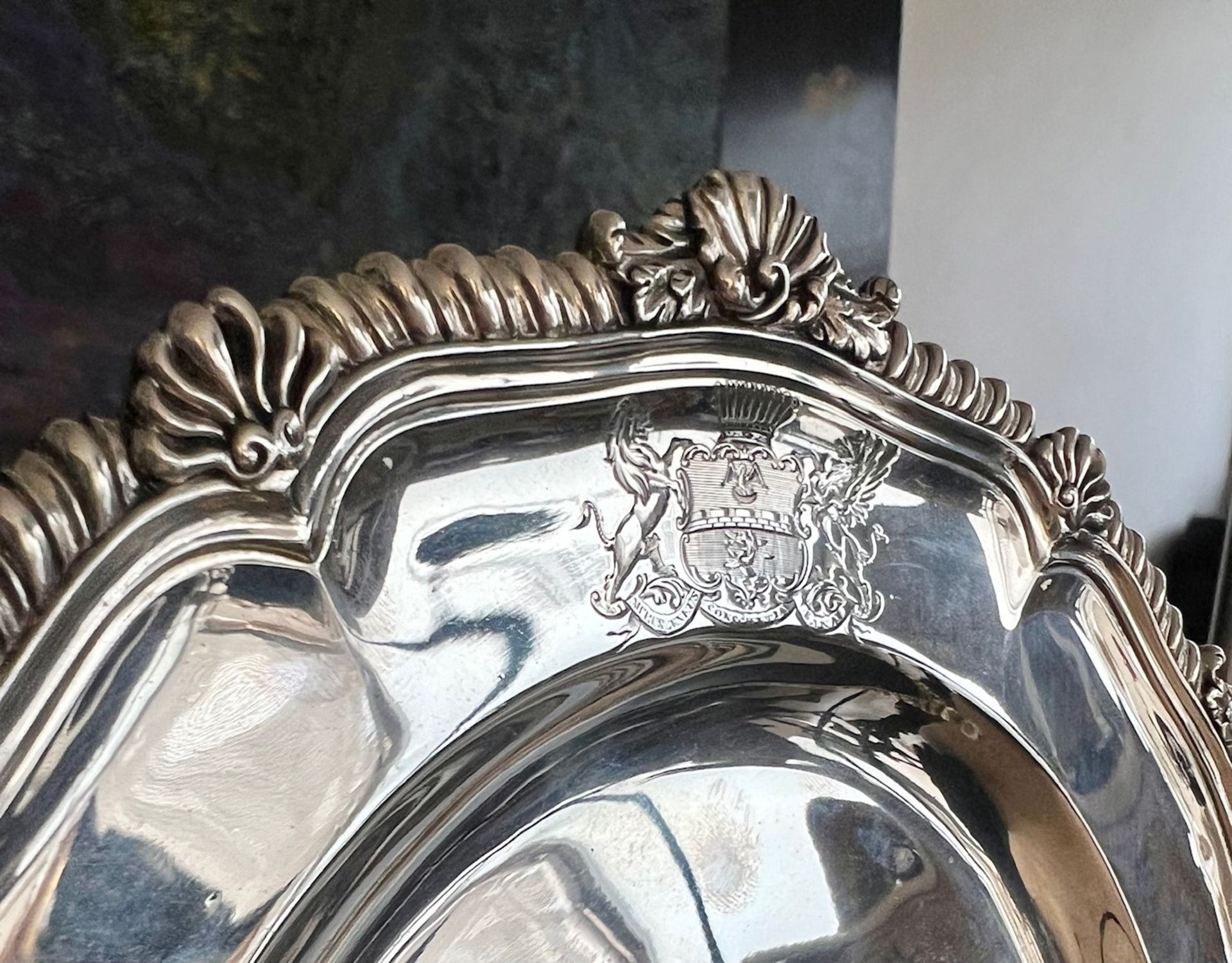 A SET OF TWELVE GEORGE III STERLING SILVER PLATES BY THOMAS ROBINS, LONDON - Image 3 of 7