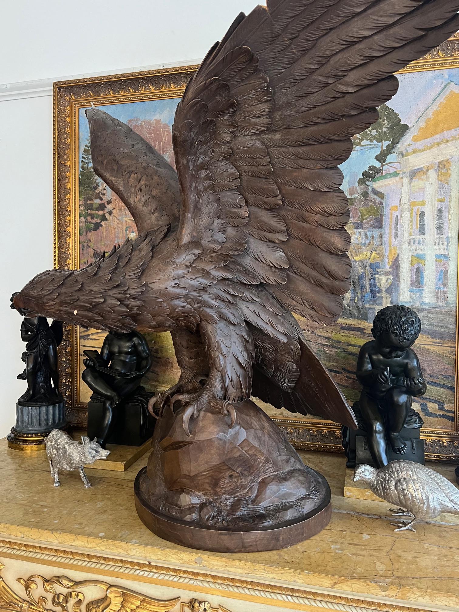 A MASSIVE EARLY 20TH CENTURY BLACK FOREST CARVED WOOD MODEL OF AN EAGLE - Image 10 of 11