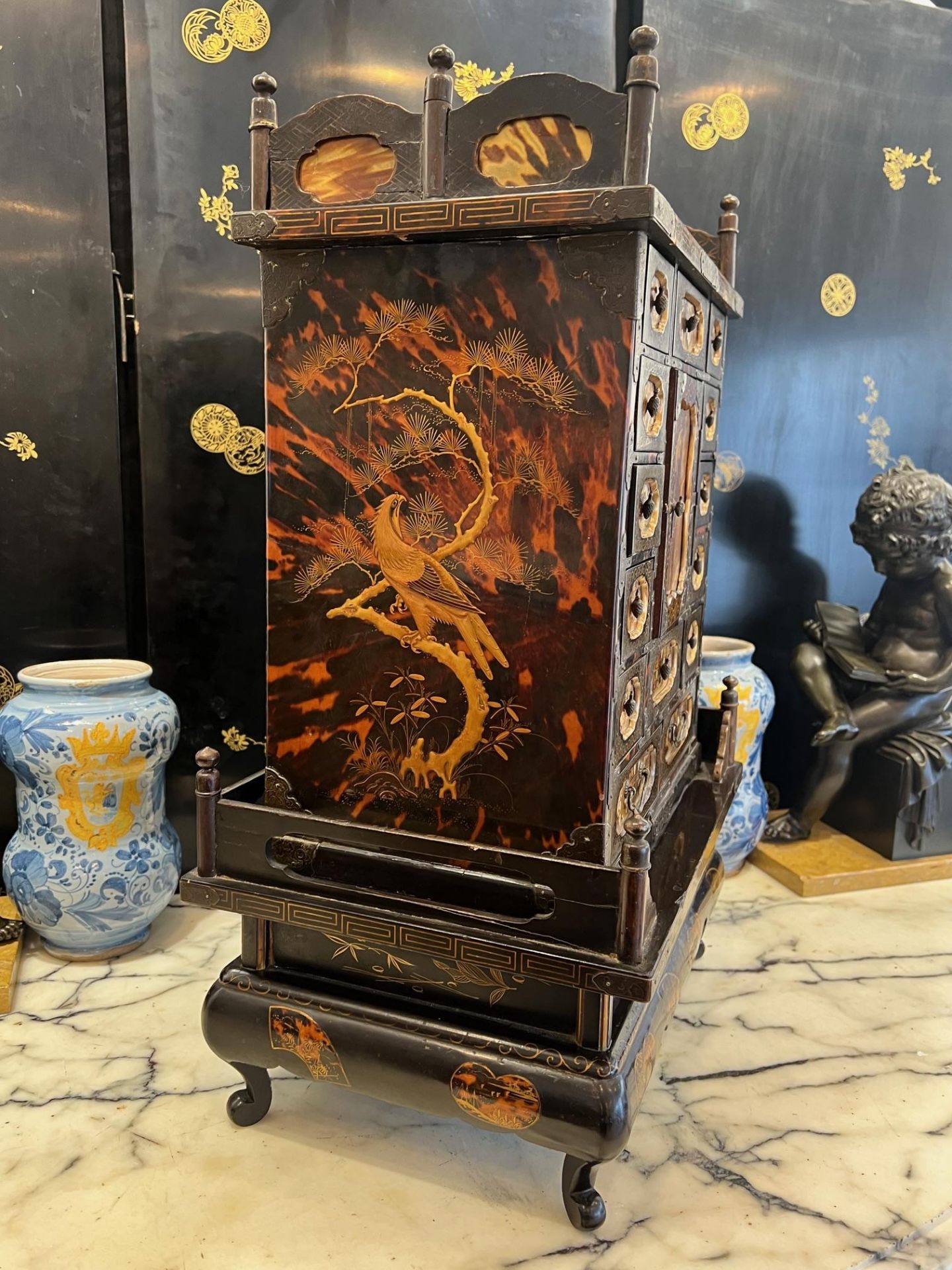 A FINE LATE 19TH CENTURY JAPANESE TORTOISESHELL, LACQUER AND GOLD TABLE CABINET - Image 7 of 12