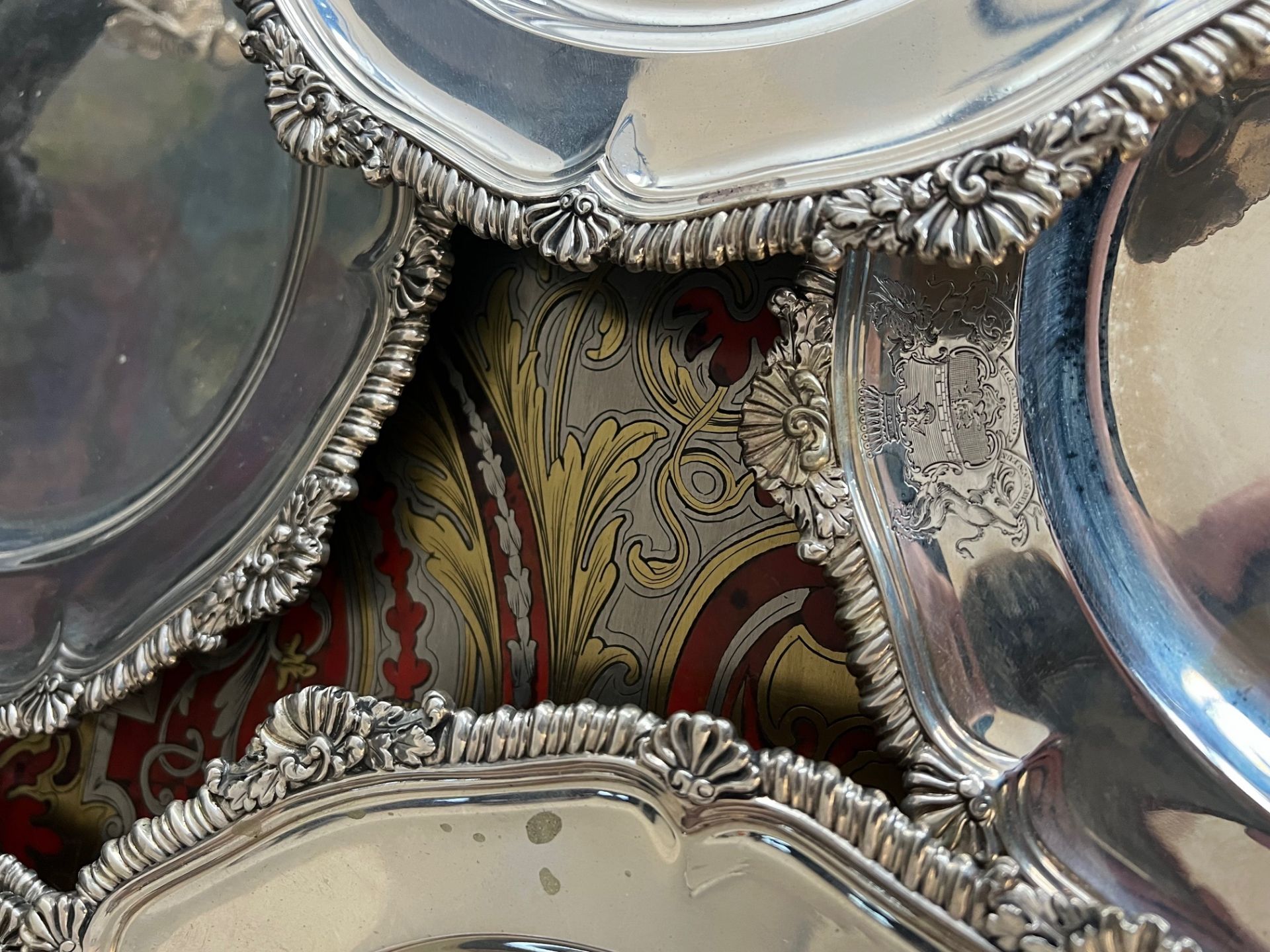 A SET OF TWELVE GEORGE III STERLING SILVER PLATES BY THOMAS ROBINS, LONDON - Image 6 of 7