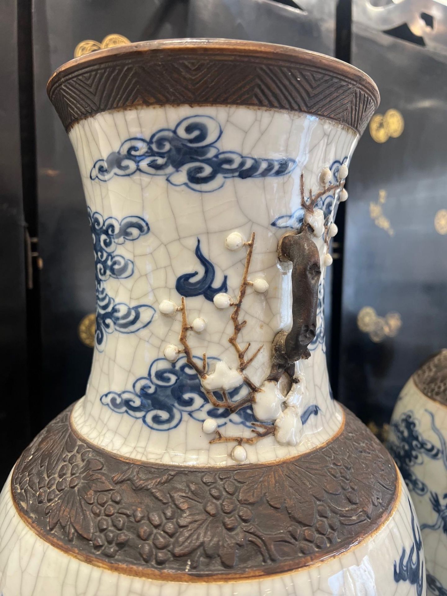 A LARGE PAIR OF 19TH CENTURY CHINESE CRACKLE WARE PORCELAIN VASES - Image 10 of 11