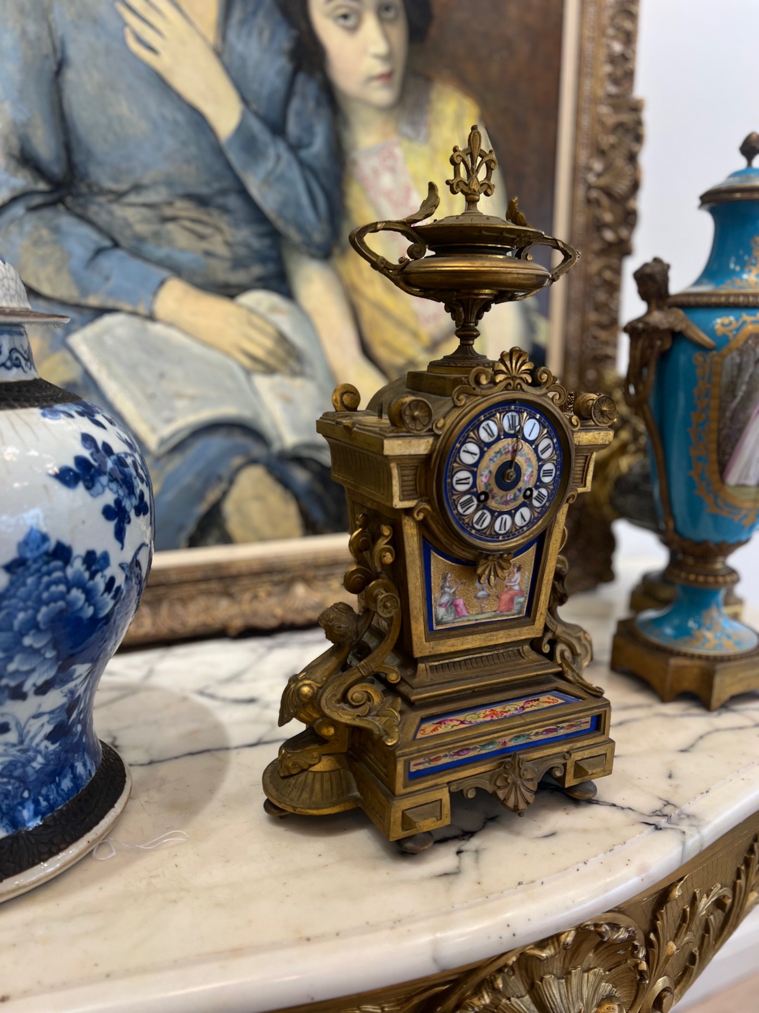A LATE 19TH CENTURY FRENCH PORCELAIN MOUTED ORMOLU MANTEL CLOCK - Image 3 of 6