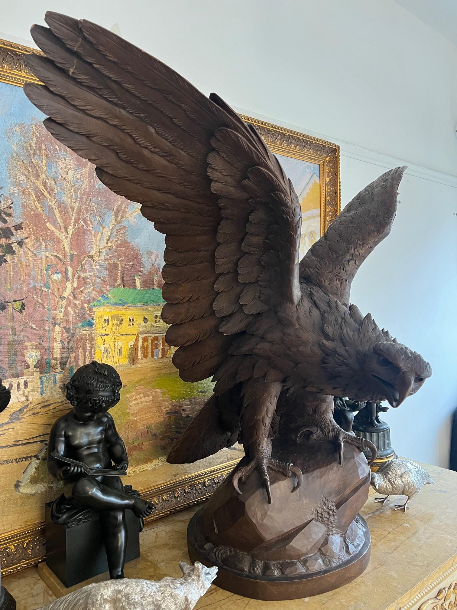 A MASSIVE EARLY 20TH CENTURY BLACK FOREST CARVED WOOD MODEL OF AN EAGLE - Image 7 of 11