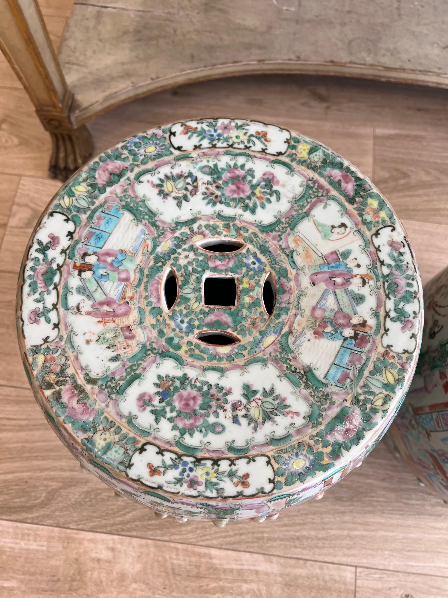 A PAIR OF 19TH CENTURY CHINESE FAMILLE ROSE PORCELAIN GARDEN SEATS - Image 9 of 12