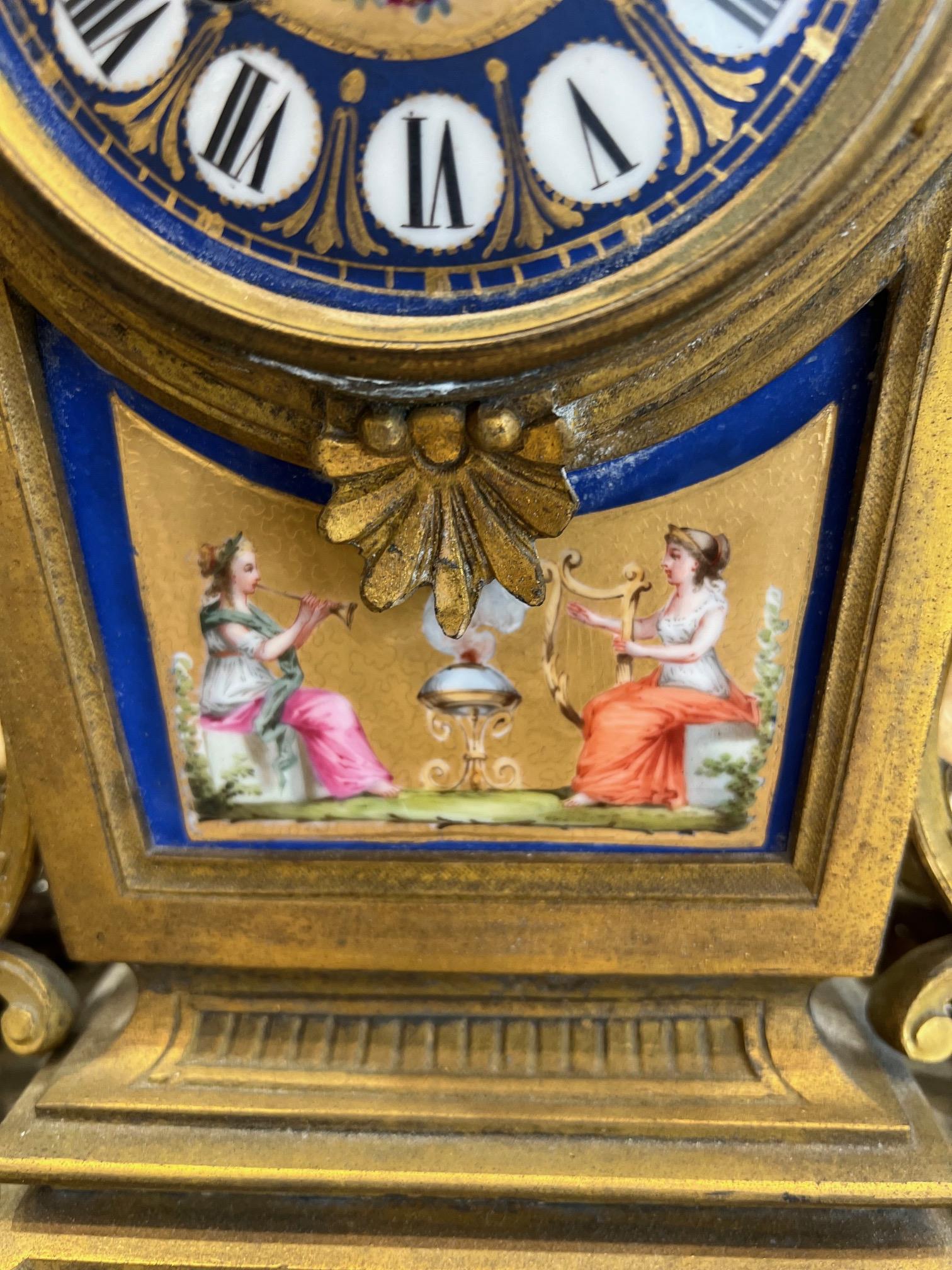 A LATE 19TH CENTURY FRENCH PORCELAIN MOUTED ORMOLU MANTEL CLOCK - Image 2 of 6