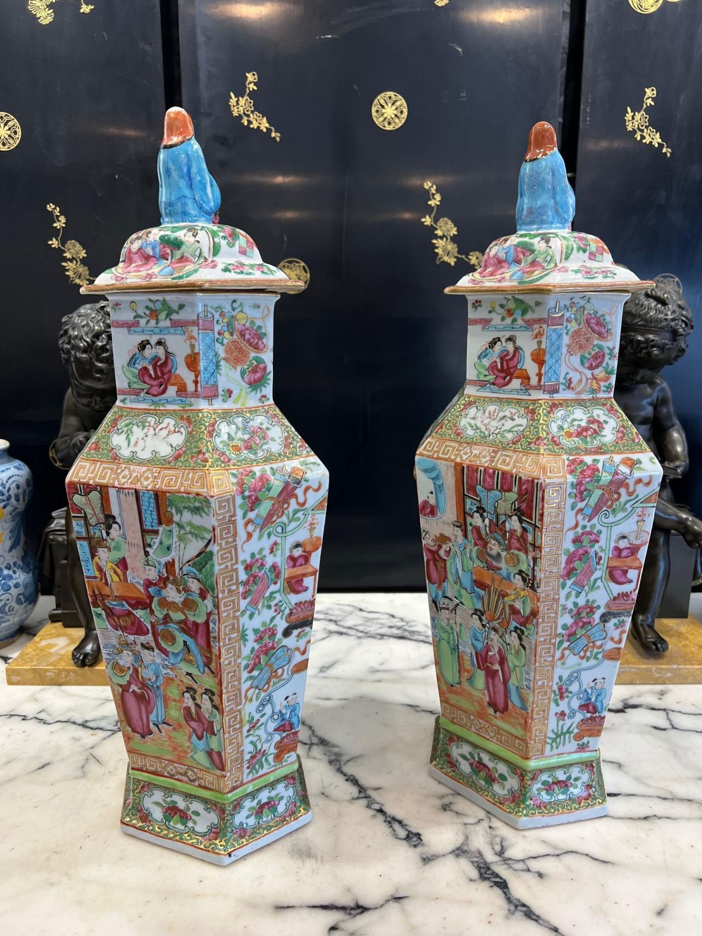 A LARGE PAIR OF EARLY 19TH CENTURY CHINESE CANTON FAMILLE ROSES VASES AND COVERS - Image 4 of 12