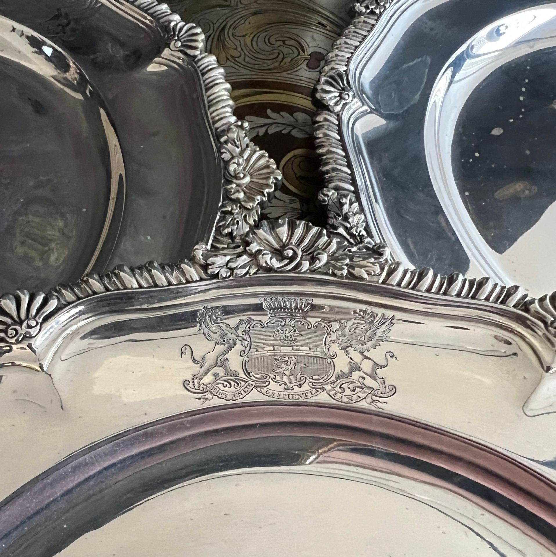 A SET OF TWELVE GEORGE III STERLING SILVER PLATES BY THOMAS ROBINS, LONDON - Image 4 of 7