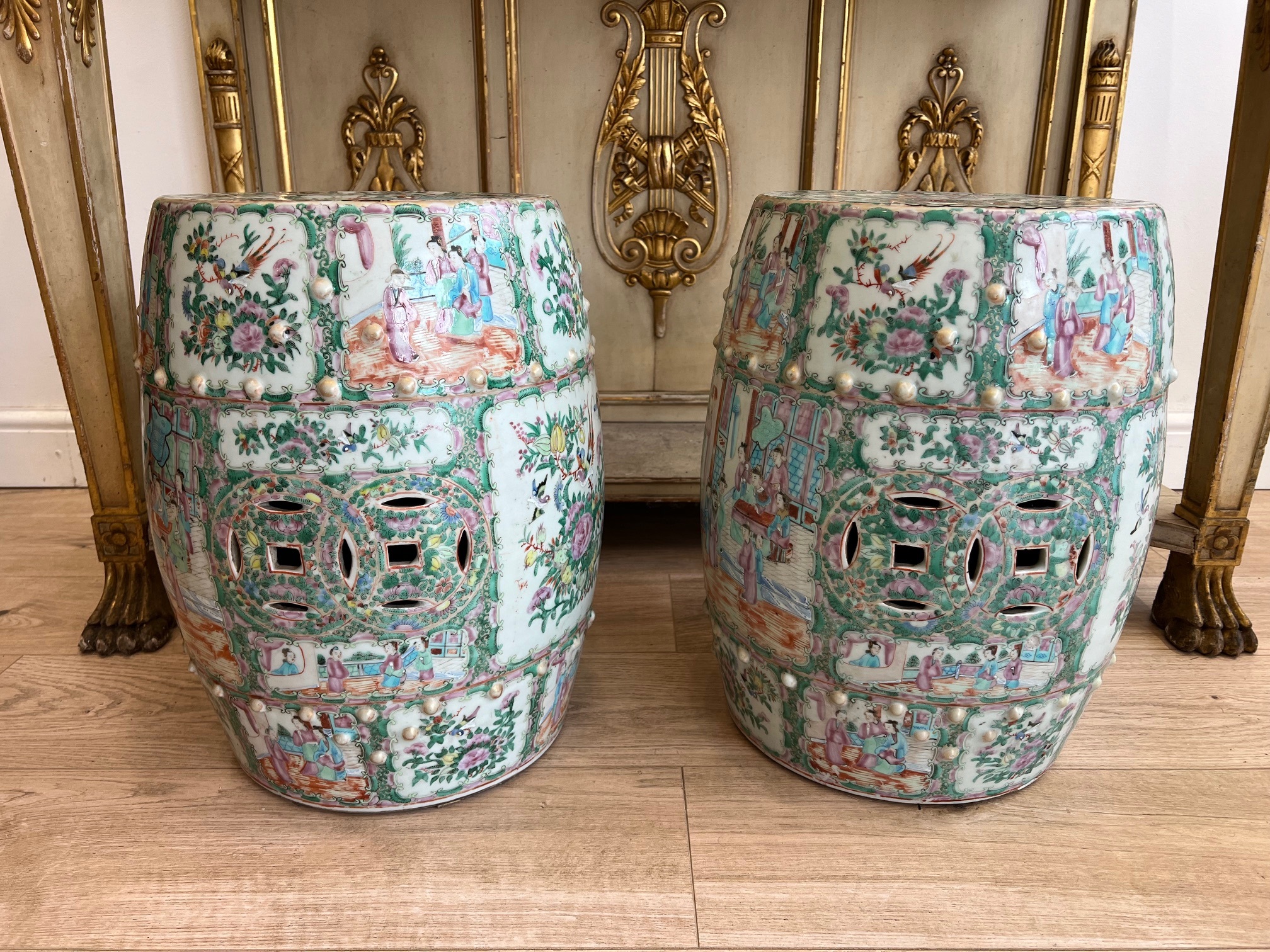 A PAIR OF 19TH CENTURY CHINESE FAMILLE ROSE PORCELAIN GARDEN SEATS - Image 6 of 12