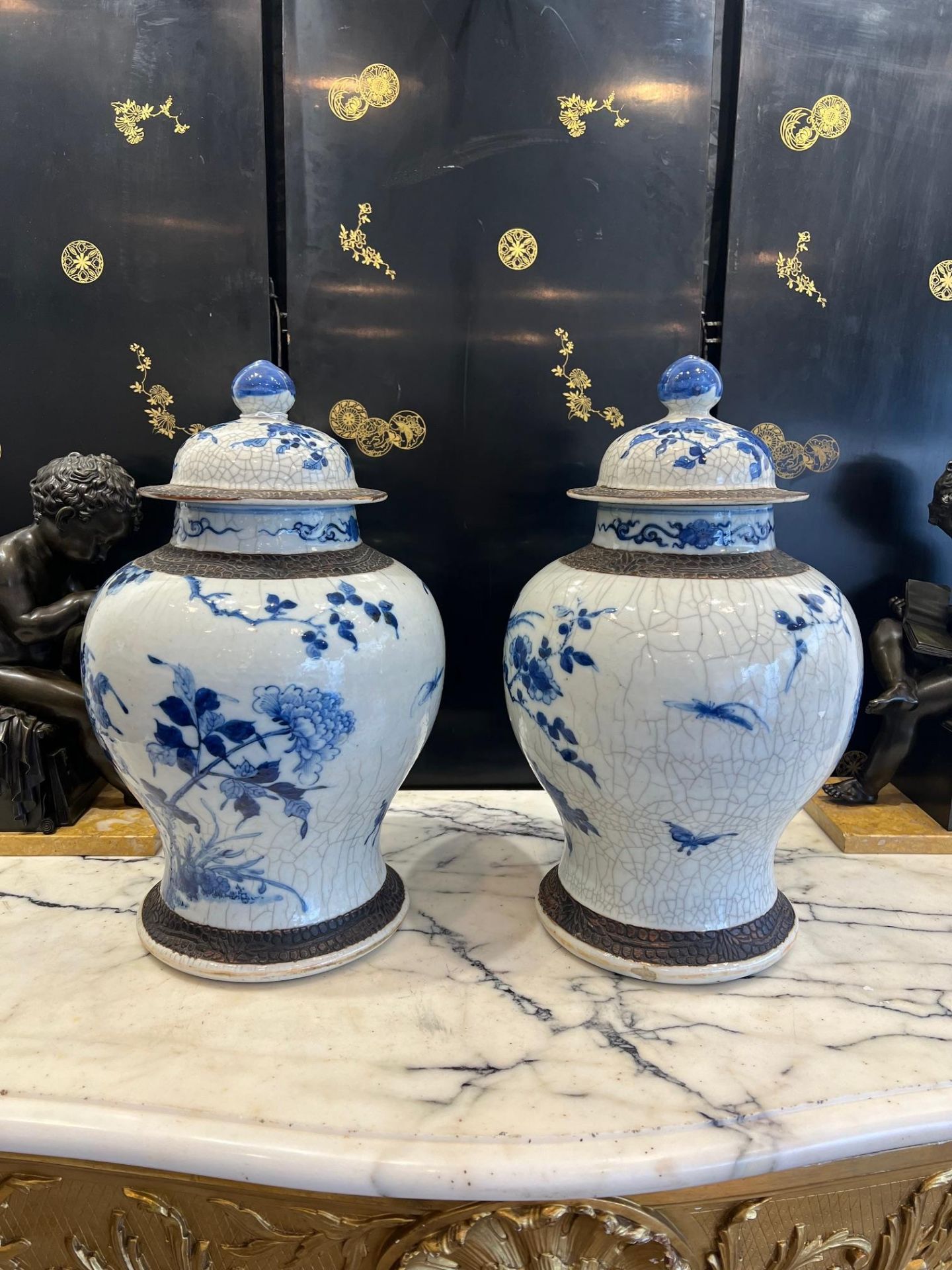 A LARGE PAIR OF 19TH CENTURY CHINESE CRACKLE GLAZED PORCELAIN VASES AND COVERS - Image 8 of 10