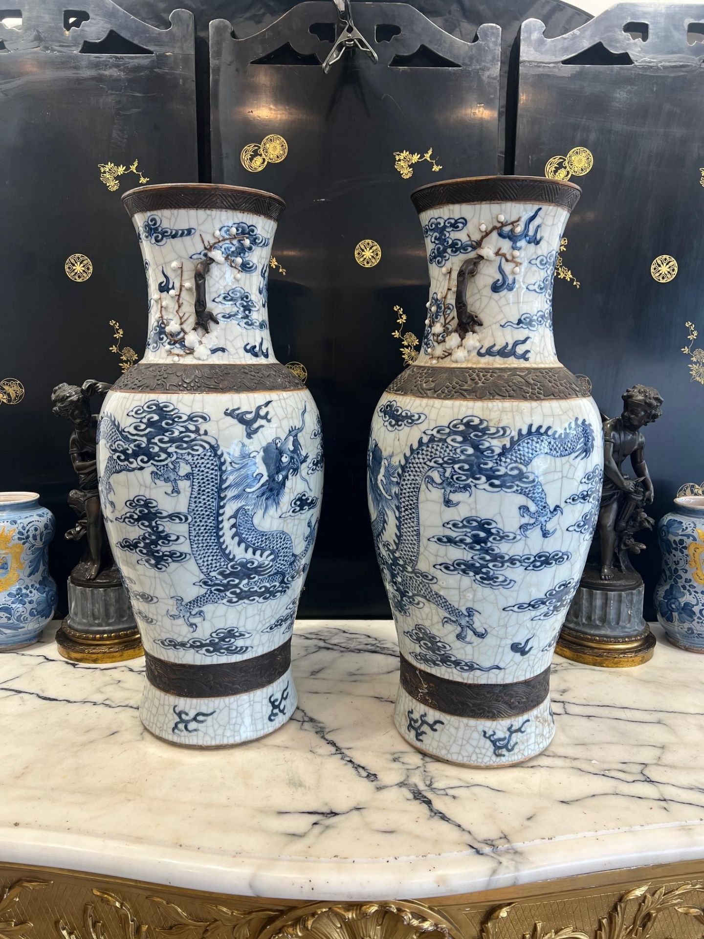 A LARGE PAIR OF 19TH CENTURY CHINESE CRACKLE WARE PORCELAIN VASES - Image 2 of 11