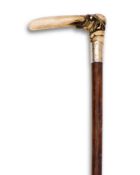 A NOVELTY WALKING CANE WITH HANDLE MODELLED AS A MAN WITH ELONGATED NOSE